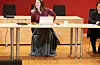 Ordførar Linn Therese Erve (Ap) ler saman med formannskapet over at halvparten tok på seg pledd samstundes.FOTO: THOMAS VALLESTAD DRAGESET