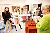 Miljøterapeut Hilde Urnes (t.h.) foralde kunnskapsminister Tonje Brenna (Ap, t.v.), ordførar Linn Therese Erve (Ap) og rektor Lene Lier om tilbodet på Loftet.FOTO: THOMAS VALLESTAD DRAGESET