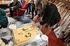 Varaordførar Ruth G. Ø. Eriksen, som sjølv har jobba dugnad på Gjenbruksløa, helste frå kommunen, hadde med etande gåver og fekk ansvaret for å dela opp jubileumskaka.