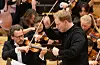 Dirigent Dmitry Matvienko er rekna som ein av verdas mest talentfulle. Fredag kveld sytte han for å gi sveibuane gåsehud under si leiing av Bergen filharmoniske orkester.FOTO: TORSTEIN TYSVÆR NYMOEN