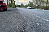 Den høge asfaltkanten ved avkøyrsla til badeplassen på Bua er nå utbetra med knust asfalt.