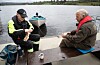 John Ragnar Tveit (t.v.) og Hans Reidar Tveitaskog tar seg tid til ein kaffipause på badeplattforma ved Apelandholmane. Foto: Einar Vestvik