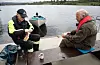 John Ragnar Tveit (t.v.) og Hans Reidar Tveitaskog tar seg tid til ein kaffipause på badeplattforma ved Apelandholmane. Foto: Einar Vestvik