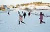 Barna frå Bua kultur- og friluftsbarnehage i leik i Sveio sentrum.FOTO: THOMAS VALLESTAD DRAGESET