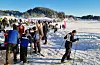 Det var mange som ville melda seg på lang løype, dei frivillige sørga for at alle fekk startnummer. Foto: Kjartan Moe Hustvedt