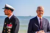 Statsminister Jonas Gahr Støre og kronprins Haakon på Sword-stranda utanfor den franske byen Hermanville-sur-Mer torsdag under markeringa av D-dagen i Normandie.