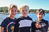 Det var mange krabbar å finna på Førdestranda. Ludvig Hovda Habbestad (8), William Halland (7) og Lucas Sæverhagen (9) visar fram den siste dei fanga. Den førre var større.