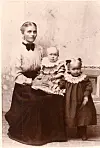 Christina med Gina og Maria. Christina heitte Ingeborg Kristine Egeland og var frå Eikeland i Sveio. Ho gifta seg med Peder Johan før dei emigrerte til Amerika.