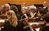Bergen filharmoniske orkester spelte for 350 publikummarar i Vigdartun fredag kveld.FOTO: TORSTEIN TYSVÆR NYMOEN