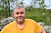 Rådgjevar i Sveio kommune Dagfinn Fagerland Bjørge ser klart at oterstamma aukar - og gler seg over det. Foto: Kari Nilsdatter Haukås