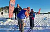 Torhild Opedal set enda eit kryss på startnummeret til Ester Amalie (7) då ho har fullført nok ein runde i den korte løypa. Steffen Marthinussen er med på rundane. Foto: Kjartan Moe Hustvedt