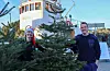 Ingvild Polden og Asgeir Andersen sel juletre og ulike kortreiste matprodukt frå Sunnhordland samstundes som dei viser fram det store restaureringsprosjektet sitt: Fraktebåten «Nyborg».