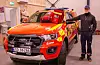 Utrykkingsleiar Tore Johan Enerstvedt har lagt fram oksygen og hjartestartar på bilen dei helst nyttar til helseoppdrag frå Sveio stasjon.