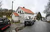 Det er aktivitet rundt tinghuset i Førde om dagen. Vinduer, vegger og tak er blant tingene som får seg en gjennomgang. Foto: Morten Vågset Møller