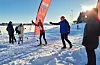 Inga Hermans blir teken imot av frivillig Arne Tveit Katla og var første deltakar over målstreken på lang løype. Ho skraut av arrangementet, løypa og føret. Foto: Kjartan Moe Hustvedt