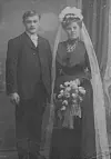 Ragna f. 1889 var yngste barn av Lisabeth og Ole Økland. Her som brud med ektemannenen Lars Mjaanes.