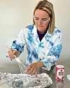 TUT OG SØL: Sandra Dybos set flaska i vasken eller på eit underlag som toler litt søl, og fyller flaska med tre spiseskeier bakepulver.