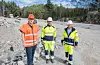 Det er her ved Håvardsholm-krysset det er sprengt vekk mest berg. Byggeleiar Knut Stian Rimmereid frå Statens Vegvesen (t.v.) samen med formann Rolf Bjarne Vold og anleggsleiar Toralv Sørhus frå entreprenøren Vassbakk og Stol.FOTO: TORSTEIN TYSVÆR NYMOEN