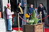 Varaordførar Ruth Grethe Østebøvik Eriksen sytte for at snora vart klipt og erklærte at Auklandshamn Landhandel offisielt var opna. Foto: Elisabeth Hauge Bakke