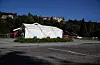 Koronasenteret i Aksdal ligg bak badeanlegget i Tysværtunet.