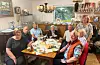 Solfrid Lier Habbestad (t.v.), Per Bjørn Habbestad, Asbjørn Natås, Svanhild Lier, Jan Helge Hovland, Grethe Natås, Eldrid Fiskaaen, Øyvind Fiskaaen kunne unne seg eit kakestykke med godt samvit, då det vart markert at innsatsen dei har lagt ned i Gjenbruksløa no har betalt ned byggjelånet til Sveio soknehus. FOTO: ARILD STEINSLAND/SVEIOKYRKJA
