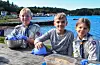 Førde- og Buaspeidarane klargjorde meir enn 100 pinnebrød på Finn Fram-dagen. Frå venstre: Leon Bråtveit Økland (12), Jakob Sæ Helland (11) og Edith Halleraker Steindal (10).