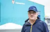 Geir Olsen framfor Vigdartun, der han 2. februar skal halda foredrag om den vellykka tannbehandlinga han har fått i Bergen.