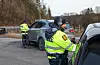 Politibetjentane John Kvinnesland (t.v.) og Idar Helland frå UP i ferd med å kontrollera stoppa kjøretøy på Haukås tysdag.