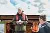 Ståande på ein av benkane på plattformen heldt leiar i Vigdar grunneigarlag, Hans Reidar Tveitaskog, tale med både historikk og takk.
