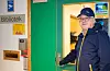Geir Olsen på veg inn på biblioteket i Sveio, der han 2. februar skal fortelja om den vellykka tannbehandlinga han har fått i Bergen.