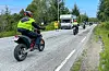 Sørståande og nordkøyrande kø før og etter Kvednaneset. Bergens sin blidaste trafikkdirigent har full kontroll.