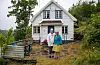 «Kyrkjekaffi med bakerihistorie i Førde» ligg som nr. 2 på topp 10-lista. Her ser du Ole Jens og Mariann Hovda framfor hytta på Solheimsbakken i Førde der det heile starta. Foto: Einar Vestvik