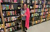 Anitha Meidel Ramsdal ved Sveio folkebibliotek visar fram nokre av premiane. Foto: Privat