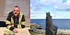 John Anders Semb var leiar i Sveio Røde Kors då Sleipner forliste. Her studerer han eit avisoppslag i Vestavind, datert 9. desember 1999, der han finn seg sjølv som 24-åring på det største biletet. I artikkelen under tittelen, «Kveld til ettertanke», kjem det fram at meir enn 300 personar var samla på Førde samfunnshus denne kvelden. Det var tid for omtanke, tid for å setja ord på tankar, tid for å takka, tid for å dela opplevingar, tid for stille samvær. Med Sleipner sitt forlis som tema. Foto: Kari Nilsdotter Haukås