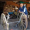 Hans Einar Grimstvedt har demontert den gamle stolkjerra fullstendig, og har ikkje bilde av henne frå før. Men kjerra skal få tilbake den originale utsjånaden, lovar han.