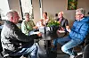 Drøsen gjekk godt og humøret var på topp rundt bordet. Frå venstre: Jan Arne Stueland (Auklandshamn), Oddveig Larsen (Ålgård, vaks opp i Auklandshamn), systera Bjørg Økland Hidle (Sandnes), far deira Billy Økland samt svigersonen Nils Hidle. Foto: Elisabeth Hauge Bakke