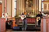Ingebjørg Bratland med band song i Sveio kyrkje torsdag kveld. Konserten var ein del av Fartein Valen-festivalen.FOTO: TORSTEIN TYSVÆR NYMOEN