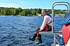 Det var ingen som let seg freista til å bada, men Eline Østerhaug fann ut at stupebrettet også kan brukast til å dingla med beina.