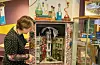 Biblioteksjef Kristine Thorkildsen ved Sveio folkebibliotek kikkar inn i Harry Potter-skapet som Kristian Haaland har laga og lånt ut.