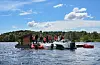Plattformen låg både stabilt og høgt på vatnet sjølv med mange folk. Under den tunge gapahuken er det lagt inn ekstra oppdrift.