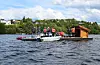 Plattformen låg både stabilt og høgt på vatnet sjølv med mange folk. Under den tunge gapahuken er det lagt inn ekstra oppdrift.