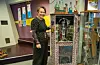 Biblioteksjef Kristine Thorkildsen ved Harry Potter-skapet og den tilhøyrande bokutstillinga.