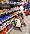 Desse tre jentene hadde funne den gjeveste staden i heile butikken: avdelinga for påskegodt og andre søtsaker. Foto: Elisabeth Hauge Bakke