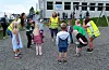 Skulestart i Valestrand: – Kan alle som har spist is i sommar ta eit stort hopp inn i ringen, oppfordrar kontaktlærar Kristin Natås Strand. Og elevane er ikkje seine med å reagera. Deretter blir det hoppa for skrubbsår på knea, biltur, bading og ei rekkje andre ferieminner.