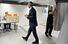 Finansminister Jens Stoltenberg (Ap) er blant dei som har førehandsstemt. Han leverte stemma si på St. Hanshaugen i Oslo torsdag. Foto: Javad Parsa / NTB / NPK