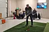 Framfor eit spel på ein snødekt golfbane, har kameratane rigga seg til inne med kaffi og wienerstang frå Haugli Bakeri. No er det Lars Dalland sin tur. Trackman-simulatoren er den mest avanserte som finst i verda.