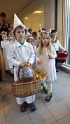 Etter litt kluss i starten blei dagen både lys og fin for gruppa frå Gjermundshaugen FUS barnehage som besøkte Sveio omsorgssenter på Lucia-dagen. Adrian Johannessen t.v. og Emma Louise Ballard. Lengst bak Marianne Lund Lønning. Foto: Privat