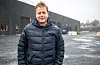 Kai Peder Birkeland framfor nybygget til Ekrene 34 AS, som også skal gi plass til nye leigetakarar. Foto: Einar Vestvik