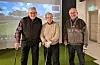 Denne godt vaksne trioen frå Haugesund kosar seg med den topp moderne trackman-simulatoren som står i det nye servicebygget. Men fruene får dei ikkje med på dette spelet – dei set heller pris på autentisk spel i det fri. F.v. Terje Apeland, Dag Roness og Lars Dalland.