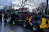 Det nye treet blei slept ståande frå Sunnhordland plantskule til kyrkjegarden ned traktor. Det var så høgt at det tok oppi kraftleidningane over vegen.FOTO: Dagfinn Fagerland Bjørge, Sveio kommune